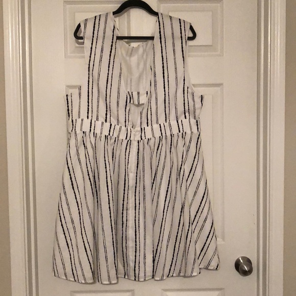 Forever 21 black and white dress. - Picture 3 of 7